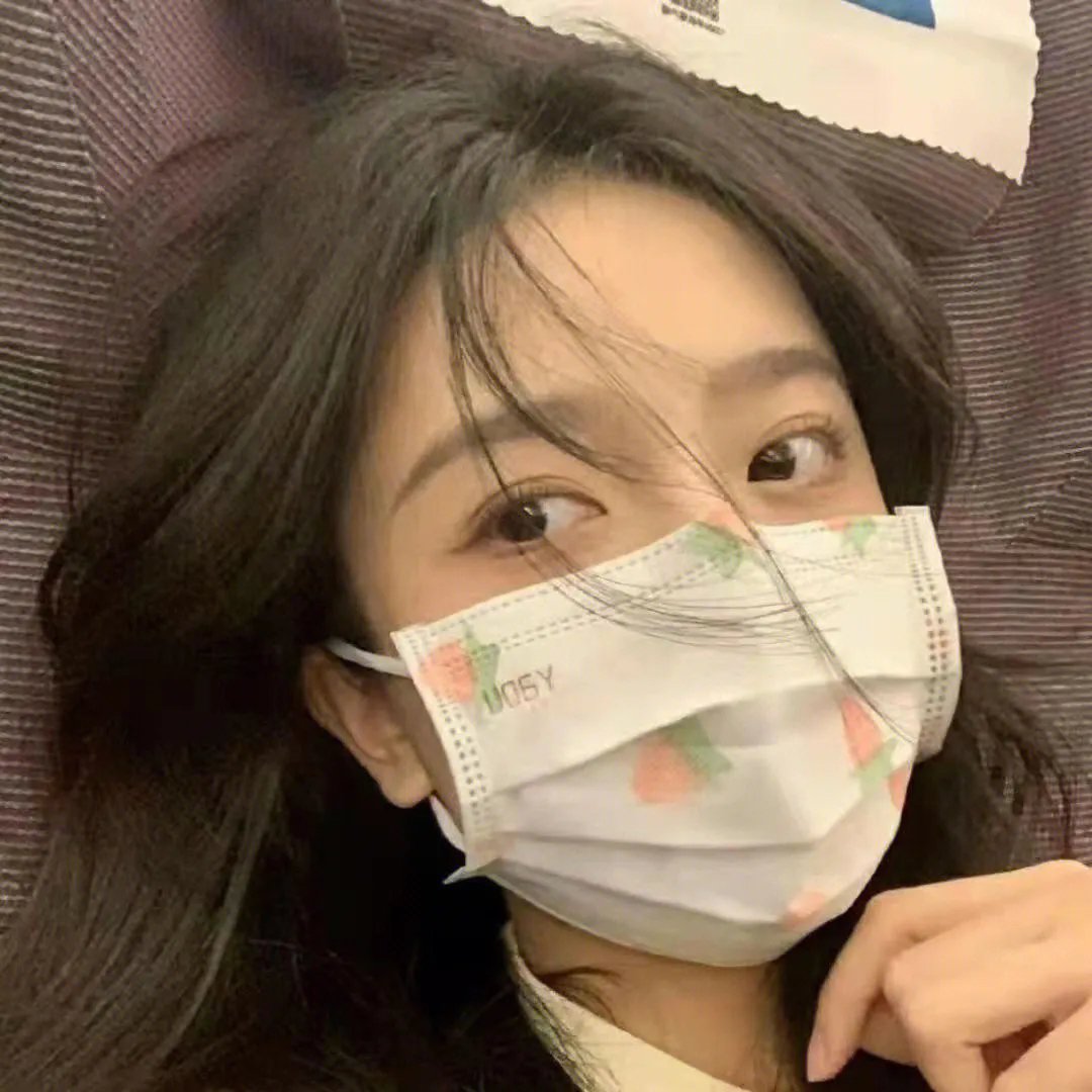 玻璃橱窗中的姑娘